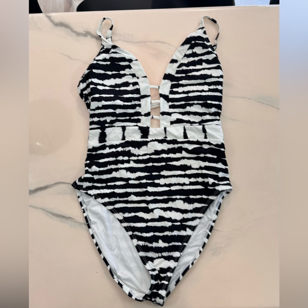 La Blanca plunge one piece bathing suit size 10 black and white